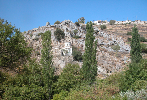 Παναγία "Αγιογαλούσαινα", πίσω το παλαιοντολογικό σπήλαιο
